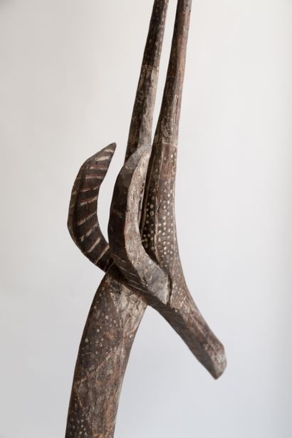CIMIER KURUMBA, BURKINA FASO Bois à patine brune, pigments
H. 118 cm
Haut cimier...