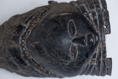 HEAUME SOWEI MENDE, SIERRA LEONE Bois à patine noire, clous tapissier,
H. 38 cm
Masque...