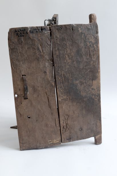 VANTAIL DOGON, MALI Bois à patine brune, métal
H. 54 cm
Vantail de grenier, orné...