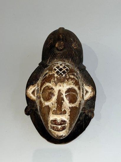 null ¤ LOT COMPRENANT CINQ PIECES :
- un masque de type Punu, Gabon
- quatre masques...