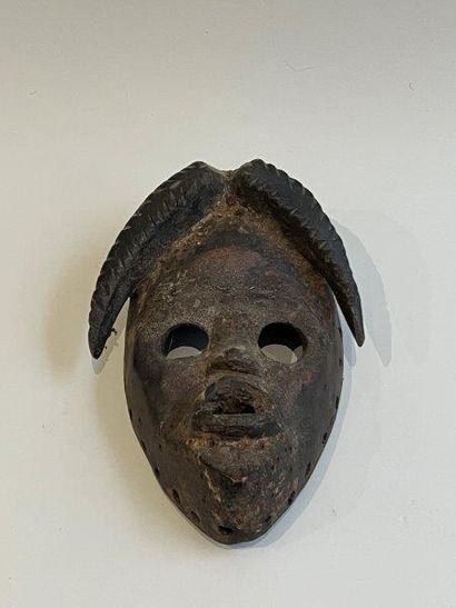 null ¤ LOT COMPRENANT CINQ PIECES :
- un masque de type Punu, Gabon
- quatre masques...
