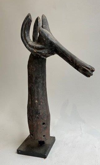 null ¤ LOT DE CINQ OBJETS DE TYPE AFRIQUE

- Une statuette de type Fang à trois têtes,...