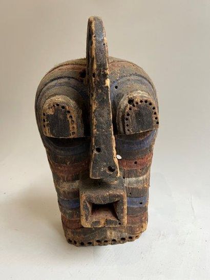 null ¤ LOT DE CINQ OBJETS DE TYPE AFRIQUE

- Une statuette de type Fang à trois têtes,...