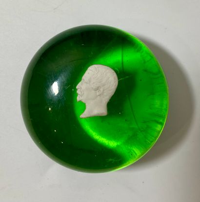 PRESSE-PAPIER en verre et cristallo-cérame à profil de Napoléon III ¤ Glass and crystal-ceramics...