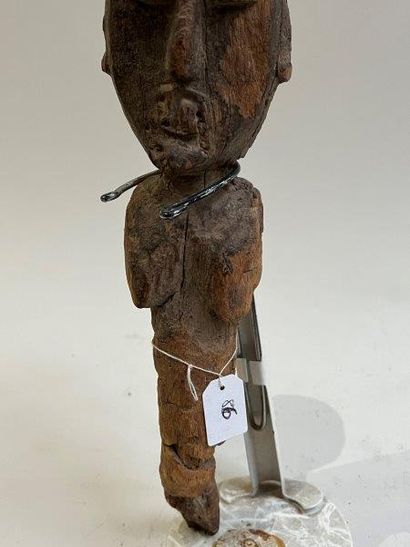 null ¤ LOT DE TROIS OBJETS DE TYPE AFRIQUE

- Deux statuettes de type Afrique. H....