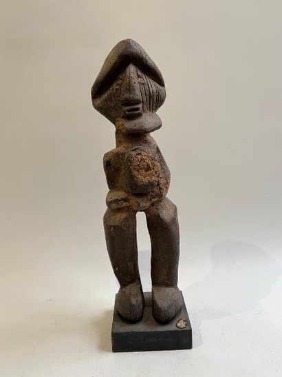 null ¤ LOT DE TROIS OBJETS DE TYPE AFRIQUE

- Deux statuettes de type Afrique. H....