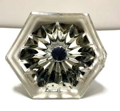 ENCRIER de forme hexagonal en verre moulé et monture en laiton à décor étoilé sous...