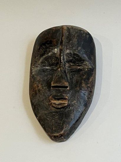 null ¤ LOT COMPRENANT CINQ PIECES :

- un masque de type de Yorouba, Nigeria
- statuette...