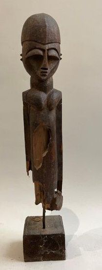 null ¤ LOT DE TROIS OBJETS DE TYPE AFRIQUE

- Une statue de type Lobi, Burkina Faso....