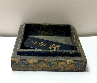 Lot comprenant : ¤ Lot including : 
- Gilded calligraphic ink stick with floral decoration...