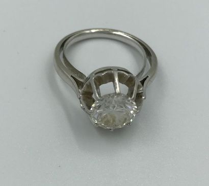 Bague solitaire en or blanc 18K (750 millièmes) et platine (925 millièmes)  orné d'un diamant en serti griffe d'environ 2 -2,2 carat