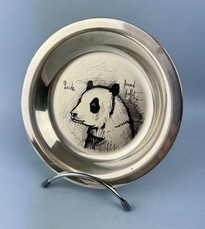  Bernard BUFFET (1928-1999), d'après
Panda
Assiette circulaire en argent gravé à... Gazette Drouot