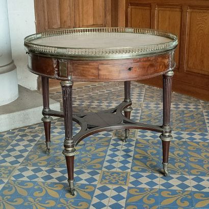  GUERIDON TABLE in mahogany and mahogany veneer resting on four legs with fluted... Gazette Drouot