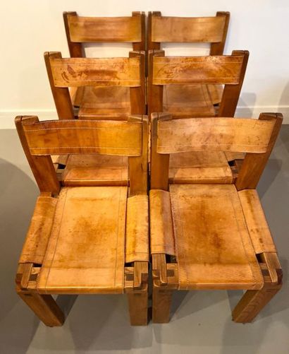 null Pierre CHAPO (1927-1987) 
Suite de six chaises S11 en orme massif et cuir havane...