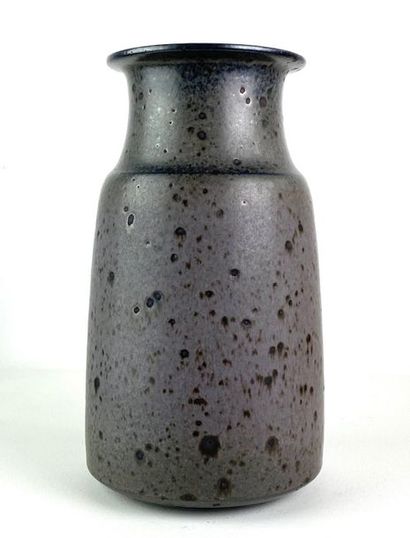 null Robert DEBLANDER (1924-2010) 
Vase cylindrique à col large, en grès émaillé...