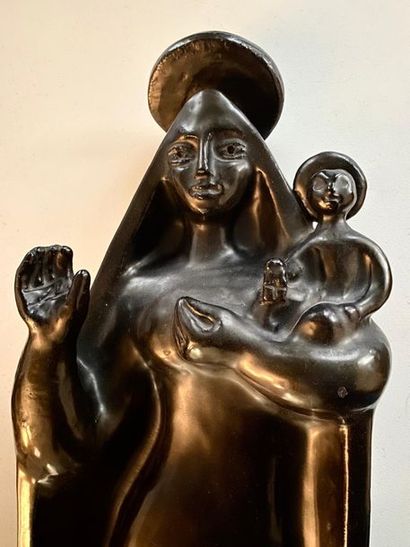 null GEORGES JOUVE (1910-1964) 
Vierge à l'enfant, C. 1943-1944 
 Sculpture en céramique...