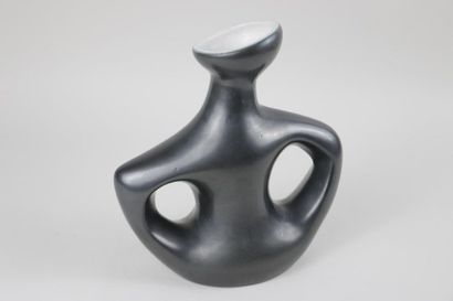 null Pol CHAMBOST (1906-1983)

Vase anthropomorphe en faïence à glaçure lustrée noire...