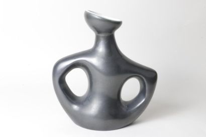 null Pol CHAMBOST (1906-1983)

Vase anthropomorphe en faïence à glaçure lustrée noire...