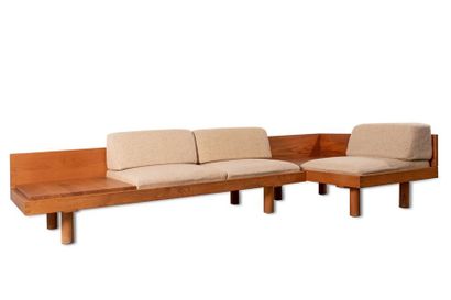 null Pierre CHAPO (1927-1987) Corner
bench known as L09G.
Elm, wool cloth (wear and...