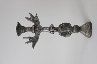null Pierre CASENOVE (1943) 
Bougeoir « Totem table lamp » en bronze à patine argenté,...