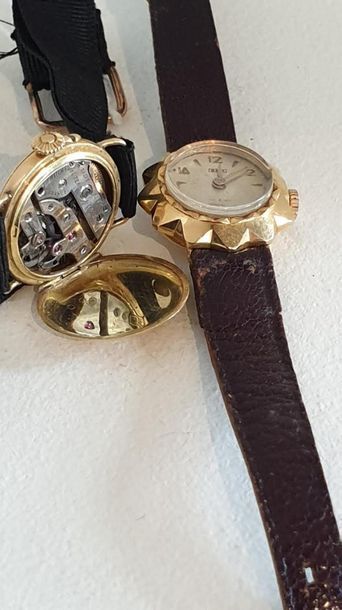 null Lot de deux petites montres de dame en or jaune
- "LIP" montre de col type demi...
