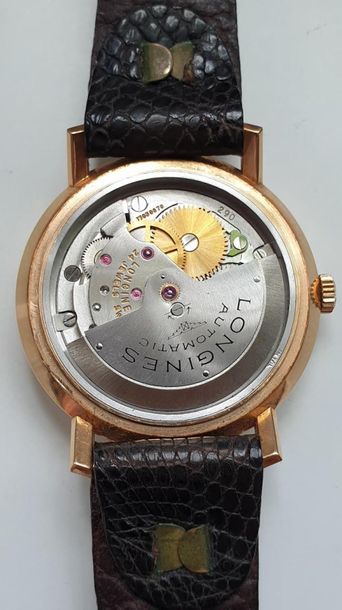 null LONGINES, Ref.7267/2, vers 1960.
Elegante montre bracelet automatique en or...