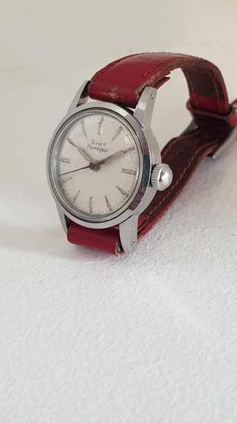 null GIRARD PERREGAUX vers 1960
Elagante petite montre en acier. Boitier rond, lunette...