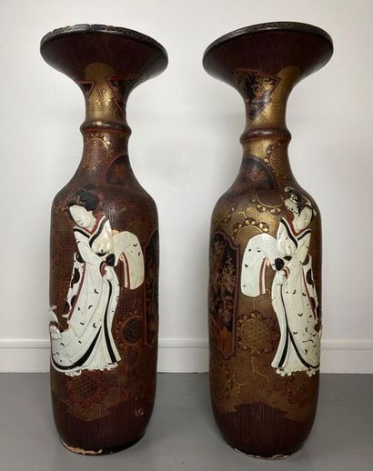 null JAPAN, Meiji period (1868-1912). 
 Pair of large scroll vases with flared necks....