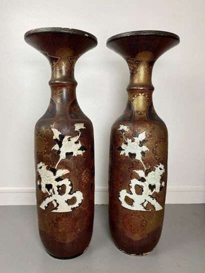 null JAPON, époque Meiji (1868-1912). 
Paire de grands vases rouleaux à cols évasés....