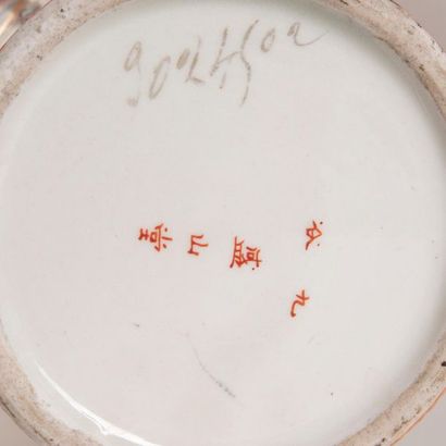 null JAPON - Paire de vase - Fin XIX eme, en porcelaine à décor de volatile et de...