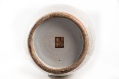 null CHINE, Nankin, XVIIIème siècle. 
Marque de l'empereur Kangxi sous le pied. 
Vase...