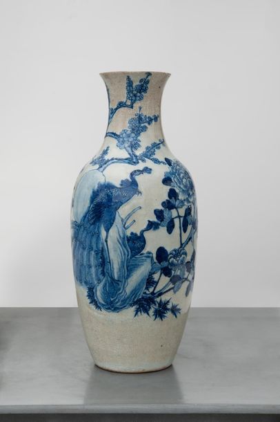 null CHINE, Nankin, XVIIIème siècle. 
Marque de l'empereur Kangxi sous le pied. 
Vase...