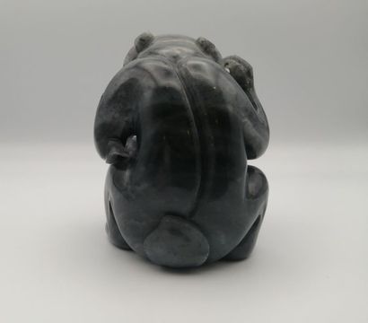 null CHINE, XXème siècle. Groupe en jade gris représentant un ours assis, son petit...