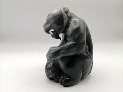 null CHINE, XXème siècle. Groupe en jade gris représentant un ours assis, son petit...