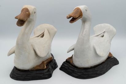 CHINE, XIXe siècle.
Paire de canards en porcelaine...