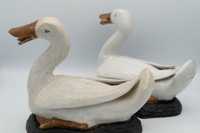 null CHINA, 19th century.
Pair of ducks in white enamelled porcelain and caramel....