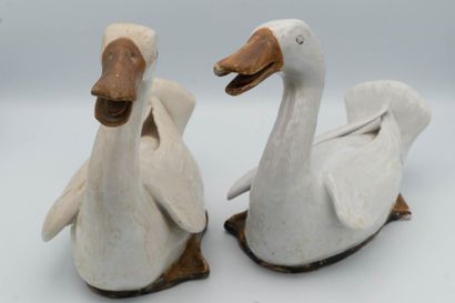 null CHINE, XIXe siècle.
Paire de canards en porcelaine émaillée blanc et caramel....
