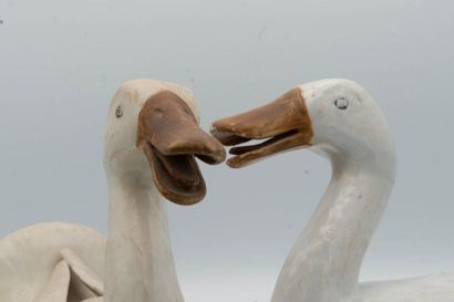 null CHINA, 19th century.
Pair of ducks in white enamelled porcelain and caramel....