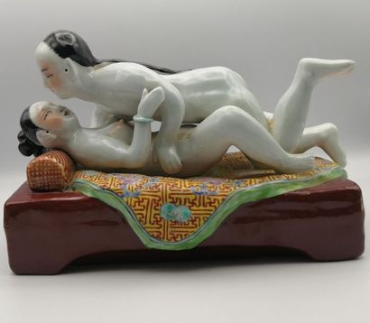 null CHINE, circa 1960.
Scène érotique en porcelaine émaillée polychrome. Le couple...