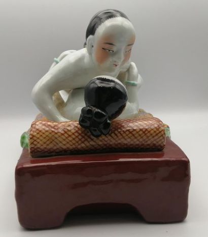 null CHINA, circa 1960.
Erotic scene in polychrome enamelled porcelain. The moving...