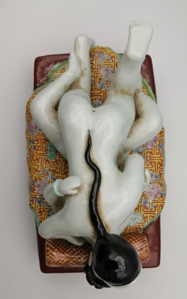 null CHINA, circa 1960.
Erotic scene in polychrome enamelled porcelain. The moving...