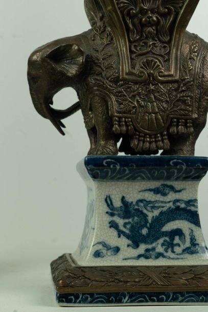 null CHINE, XXème siècle, porcelaine d'exportation. 
Paire d'obélisques en porcelaine...