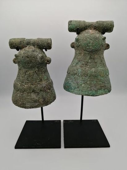 null VIETNAM, Culture Dong Son, premier millénaire avant J.C. Deux cloches rituelles...