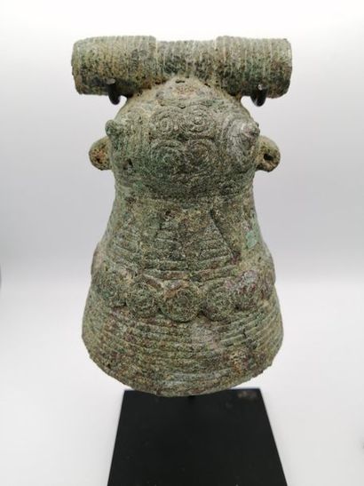 null VIETNAM, Culture Dong Son, premier millénaire avant J.C. Deux cloches rituelles...