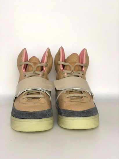 null Nike X Kanye West Air Yeezy 1 " Net Tan "
Pair of sneakers from the 2009 collaboration...