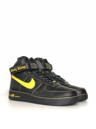 null Nike Air Force One X Vlone « Yellow Sample »
Prototype de paire de sneaker issu...