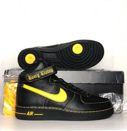 null Nike Air Force One X Vlone « Yellow Sample »
Prototype de paire de sneaker issu...