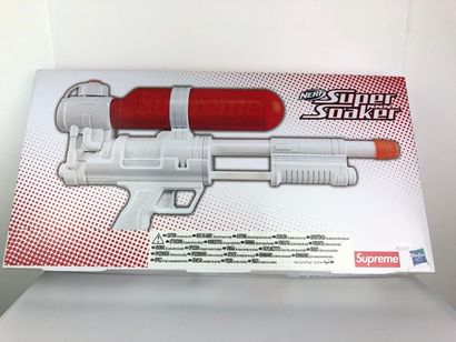 null SUPREME X NERF
Water gun resulting from the collaboration between Nerf and Supreme...