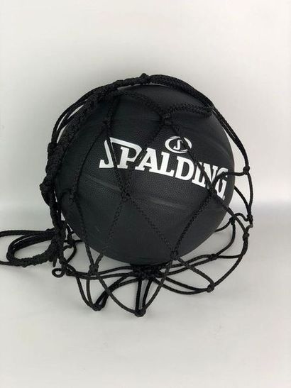 null Spalding X Valentino 
Basketball resulting from the collaboration between Spalding...