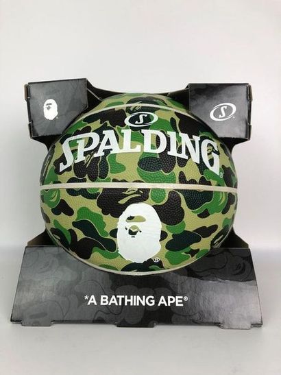 Spalding X BAPE ( A Bathing APE ) 
Ballon...